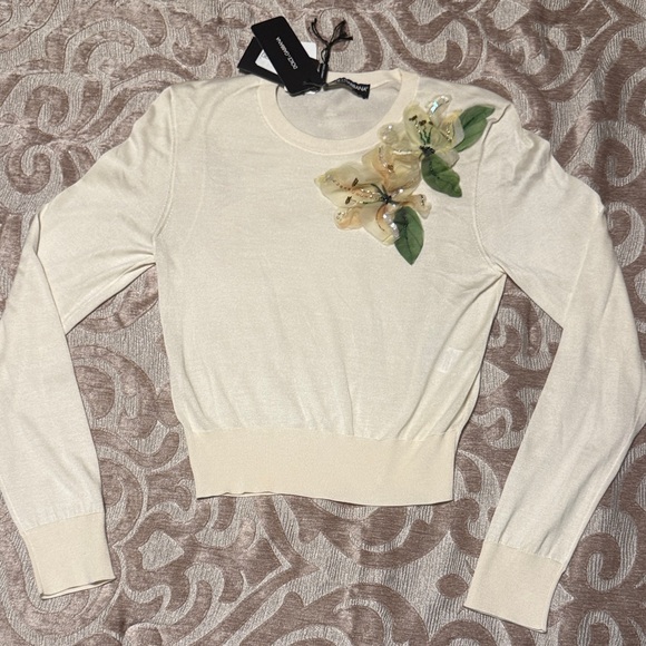 Dolce & Gabbana Tops - Dolce & Gabbana size Medium/6 Cream Silk knit Top with Floral Detail.